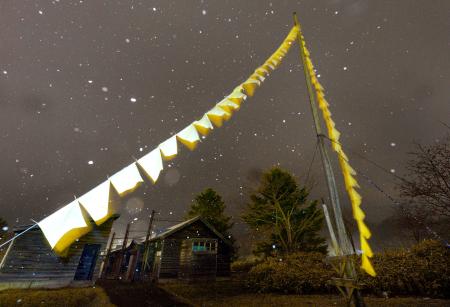 　映画「幸福の黄色いハンカチ」のロケ地では、雪の中で黄色いハンカチが揺れていた＝北海道夕張市