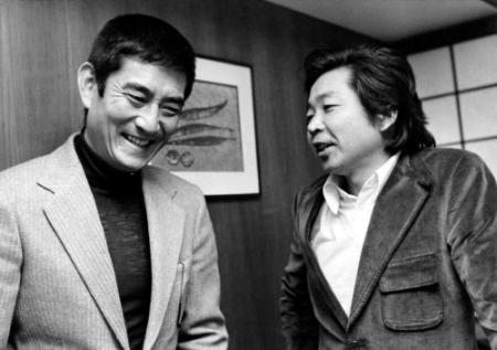 　映画「幸福の黄色いハンカチ」で主演。山田洋次監督（右）と談笑する高倉健さん＝１９７７年