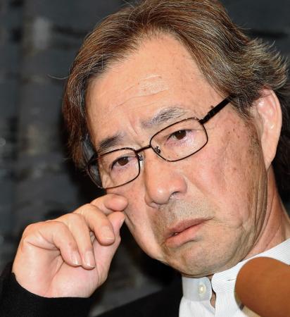 　高倉健さんとの思い出を振り返り涙を拭う武田鉄矢＝東京・赤坂のユニバーサルミュージック（撮影・北野将市）