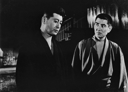 　１９６５年「昭和残侠伝」で池部良さん（左）と共演する高倉健さん（Ｃ）東映