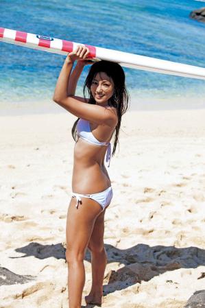 　写真集「ＤＯＷＮ　ＴＯ　ＥＡＲＴＨ」で水着姿を披露した深田恭子
