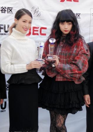 授賞式に登場した山本優希（左）とゆら＝東京・渋谷