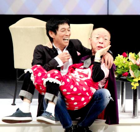 　坂田利夫（右）の芸歴５０周年公演に祝福に駆けつけた明石家さんま＝大阪・なんばグランド花月