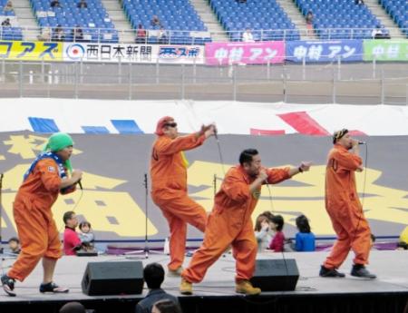 小倉競輪場で熱のこもったライブパフォーマンスを演じる豊満乃風