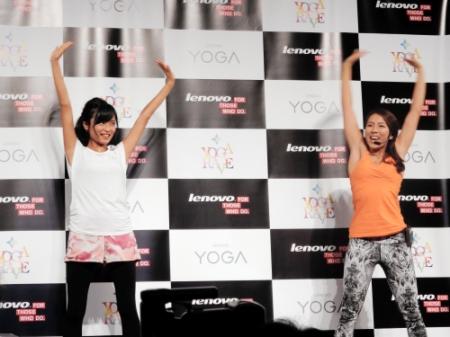 「レノボ」のイベントでヨガに挑戦する小島瑠璃子（左）＝東京・台場