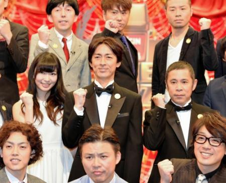 「ＴＨＥ　ＭＡＮＺＡＩ２０１４」の決勝進出者会見に登場した（中段左から）指原莉乃、ナインティナインの矢部浩之、岡村隆史＝東京・台場のフジテレビ（撮影・佐々木彰尚）