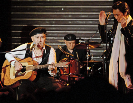 ２０１４年４月１３日、復活ライブで長男のケンイチ大倉（右）と共演するジョニー大倉さん