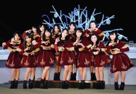 イルミネーションの前でポーズをとるＸ２１の（前列左から）長尾真実、籠谷さくら、泉川実穂、吉本実憂、小澤奈々花、井頭愛海、末永真唯、（後列左から）田中珠里、松田莉奈、白鳥羽純、山木コハル、上水口萌乃香＝ららぽーと豊洲（撮影・園田高夫）