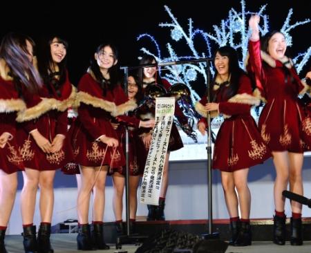 アルバム発表などをサプライズで発表した吉本実憂（左から３人目）らＸ２１のメンバー＝ららぽーと豊洲（撮影・園田高夫）