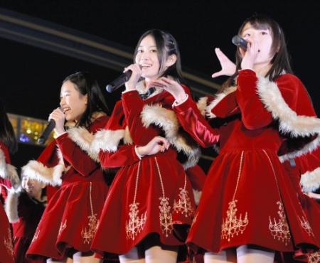 新曲を披露する吉本実憂（中央）らＸ２１＝ららぽーと豊洲（撮影・園田高夫）