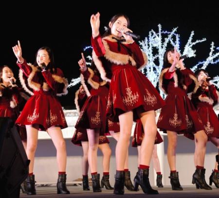 新曲を披露する吉本実憂（中央）らＸ２１のメンバー＝ららぽーと豊洲（撮影・園田高夫）