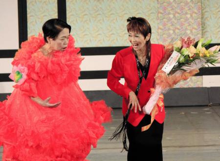 　仕事復帰した今いくよ（右）と相方の今くるよ＝京都・祇園花月