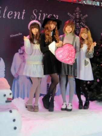 シングルのヒット＆初武道館公演の成功祈願イベントを開催したＳｉｌｅｎｔ　Ｓｉｒｅｎ＝東京・渋谷の１０９前