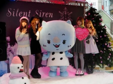 シングルのヒット＆初武道館公演の成功祈願イベントを開催したＳｉｌｅｎｔ　Ｓｉｒｅｎ＝東京・渋谷の１０９前