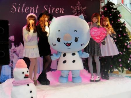 シングルのヒット＆初武道館公演の成功祈願イベントを開催したＳｉｌｅｎｔ　Ｓｉｒｅｎ＝東京・渋谷の１０９前