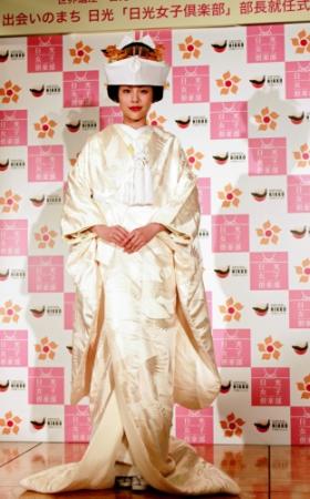 白無垢姿をお披露目した水沢エレナ＝東京・ＫＩＴＴＥ