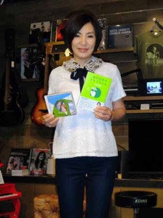 弾き語りでライブを行った広瀬香美＝東京・六本木