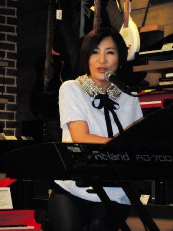 弾き語りでライブを行った広瀬香美＝東京・六本木