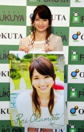 大工さん好きをアピールした岡本玲＝東京・福家書店新宿サブナード店