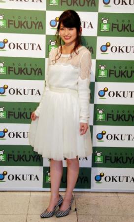 大工さん好きをアピールした岡本玲＝東京・福家書店新宿サブナード店