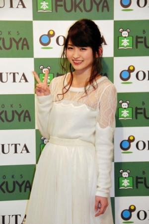 大工さん好きをアピールした岡本玲＝東京・福家書店新宿サブナード店