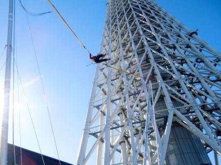 青空高く飛び上がった上島竜兵＝東京スカイツリー