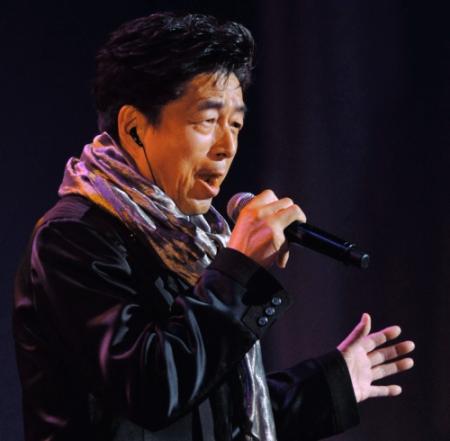 「想い出のクリフサイドホテル」を歌う中村雅俊＝東京・中野サンプラザ（撮影・会津智海）