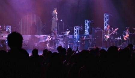 「想い出のクリフサイドホテル」を歌う中村雅俊＝東京・中野サンプラザ（撮影・会津智海）