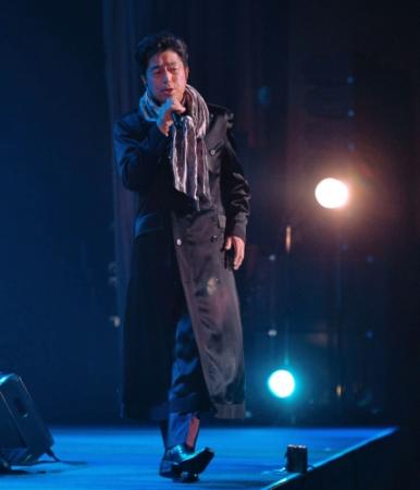 「想い出のクリフサイドホテル」を歌う中村雅俊＝東京・中野サンプラザ（撮影・会津智海）