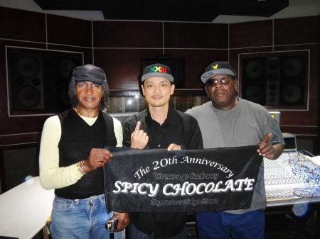 （左から）スライ・ダンバー、ＳＰＩＣＹ　ＣＨＯＣＯＬＡＴＥ、ロビー・シェイクスピア　