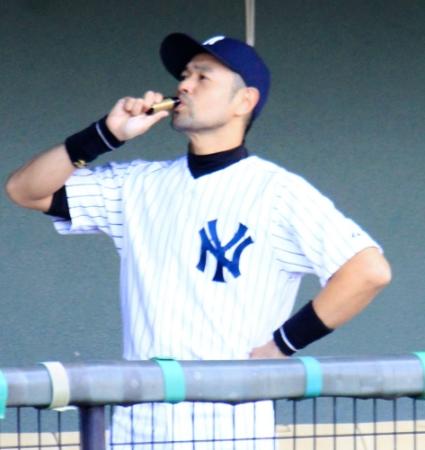 イチローになりきり、ベンチでユンケルを一気飲みするニッチロー’＝大阪府高槻市内