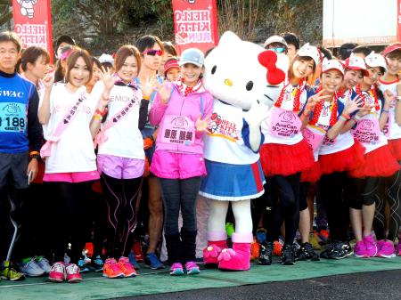 　ハローキティとスタートラインに立つ華原朋美（左から３人目）＝東京サマーランド