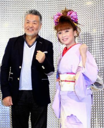 新天地で歌謡ショーを再開することになった叶麗子（右）と、公演をプロデュースする中村泰士氏＝大阪市内