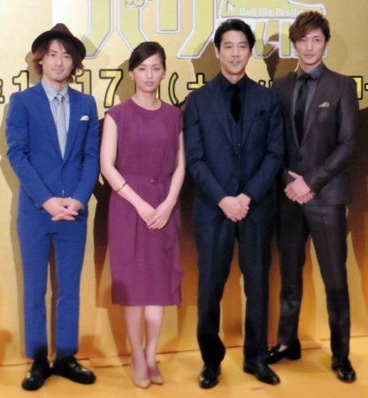 舞台あいさつに立った（左から）ナオト・インティライミ、尾野真千子、堤真一、玉木宏＝東京・新宿