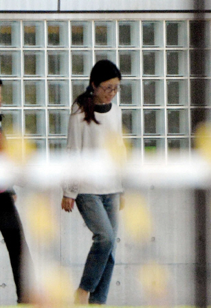 栩内香澄美被告＝１０月９日の保釈時、東京拘置所