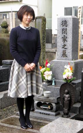 　故・徳間康快社長の墓前に１２年連続紅白出場を報告した水森かおり＝東京都港区