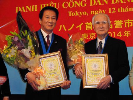　ハノイ市名誉市民に選ばれた村山富市元首相（右）と杉良太郎＝東京・駐日ベトナム大使館