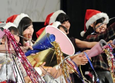 クラッカーでクリスマスムードを演出した橋本環奈（左から２人目）＝東京・新宿
