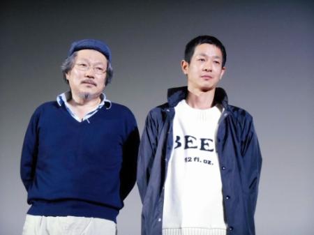 映画「自由が丘で」の初日舞台あいさつを行ったホン・サンス監督（左）と加瀬亮＝東京・シネマート新宿