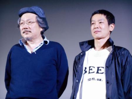 映画「自由が丘で」の初日舞台あいさつでトークショーを行ったホン・サンス監督（左）と加瀬亮＝東京・シネマート新宿