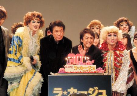 　バースデーケーキに盛り上がる鹿賀丈史（左から２人目）、市村正親（同３人目）ら＝東京・鶯谷