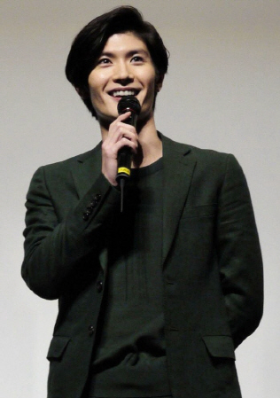 学生とトークする三浦春馬＝東京・早稲田大学の大隈講堂