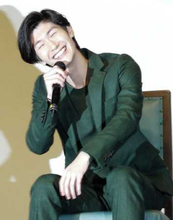 行定勲監督からのダメ出しに苦笑いの三浦春馬＝東京・早稲田大学