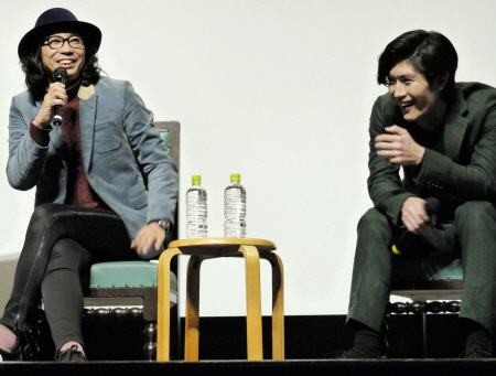 行定勲監督（左）のダメ出しに吹き出す三浦春馬＝東京・早稲田大学