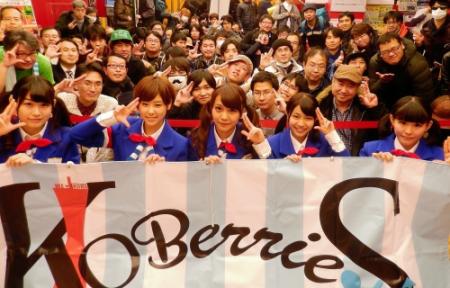 新曲のイベントを行ったＫＯＢｅｒｒｉｅｓ♪＝東京・渋谷