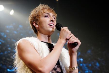 クリスマスコンサートで熱唱するニコラス・エドワーズ＝東京・六本木ブルーシアター