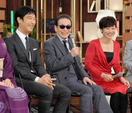 　会見で笑顔を見せる（左から）堺雅人、タモリ、有働由美子アナウンサー