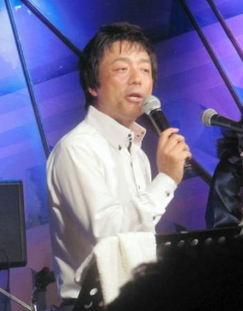 今夏、東京で行われた生誕50周年記念ライブで熱唱する長江健次。新年はイモ欽トリオで再始動する
