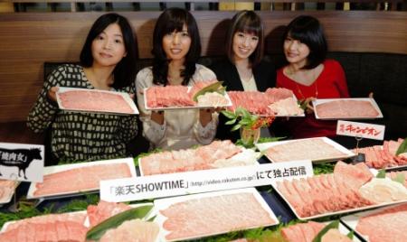 牛肉の希少部位に囲まれる（左から）大久保佳代子、宮地真緒、南明奈、岸明日香＝東京・芝公園の東京プリンスホテル（撮影・西岡　正）