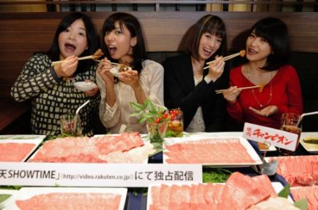 焼肉を食べさせあう（左から）大久保佳代子、宮地真緒、南明奈、岸明日香＝東京・芝公園の東京プリンスホテル（撮影・西岡　正）